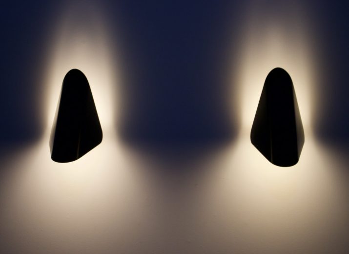 Paar modernistische directionele wandlampen