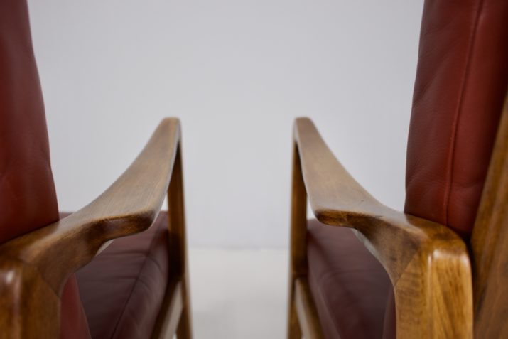 Paar lederen fauteuils in Scandinavische stijl