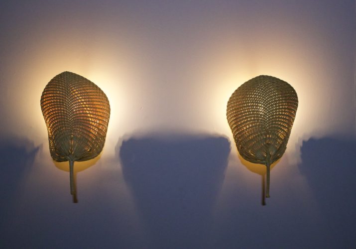 Geweven wandlampen in de stijl van Ingo Maurer.