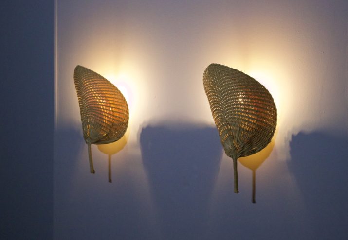 Geweven wandlampen in de stijl van Ingo Maurer.
