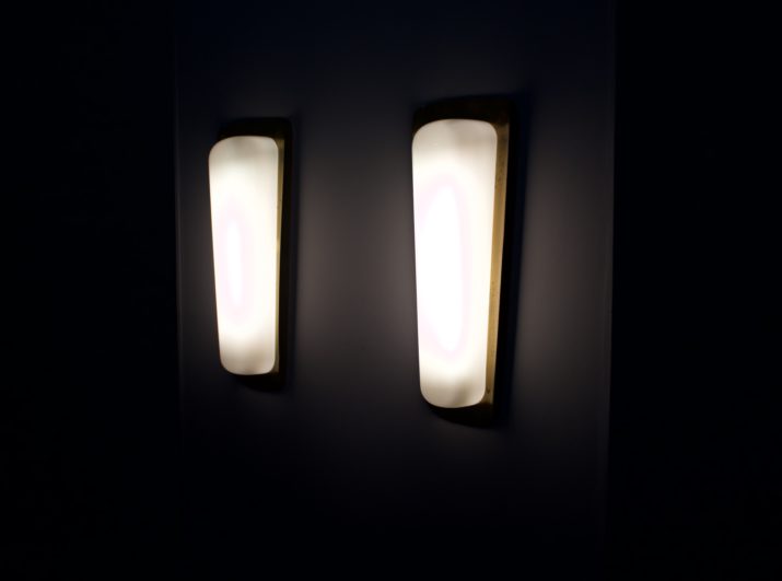 Grote koperen wandlampen in Bauhaus stijl