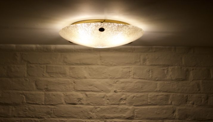 Ceiling lamp in filigree glass & brass.