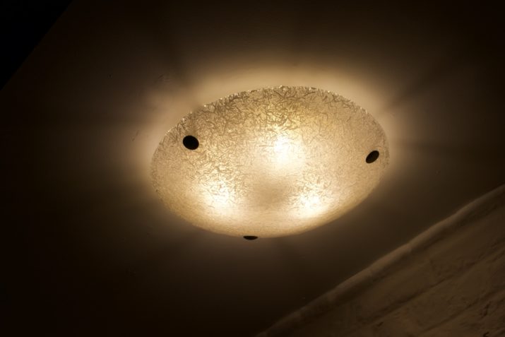 Ceiling lamp in filigree glass & brass.