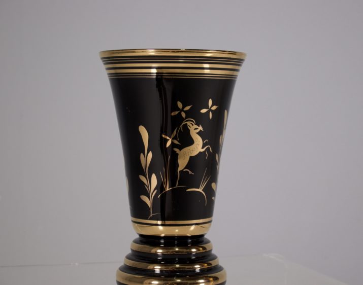 Nova Mechelen: Hyalite vase with Antelope