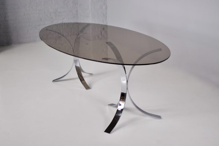 Ovale tafel in Borsani stijl.