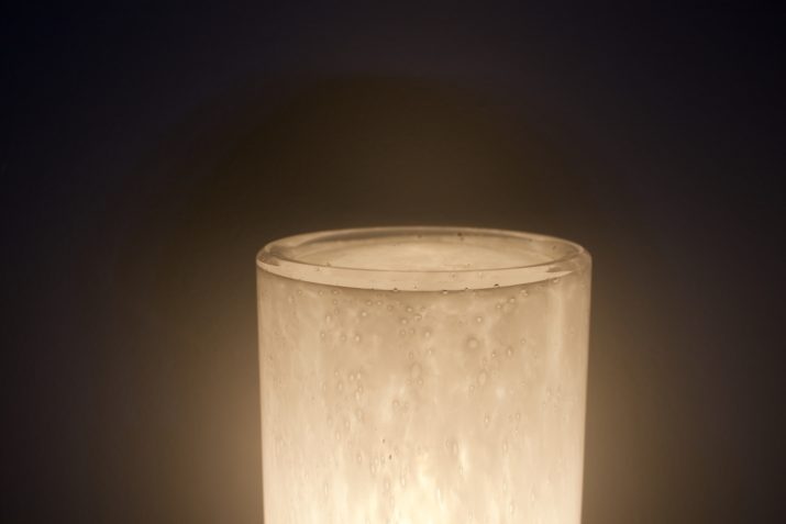 Cilindervormige Limburgse wandlampen van messing