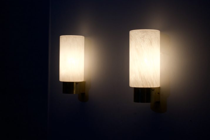 Cilindervormige Limburgse wandlampen van messing