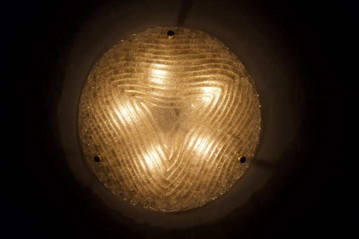 Grote plafondlamp in messing en mat glas