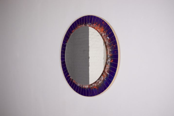 Spiegel met geëmailleerde koperen decoratie