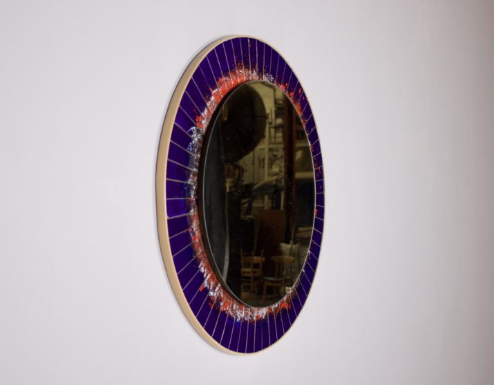 Spiegel met geëmailleerde koperen decoratie