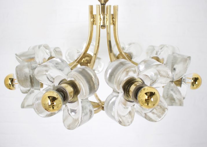 Brass chandelier & flowers Simon & Schelle.