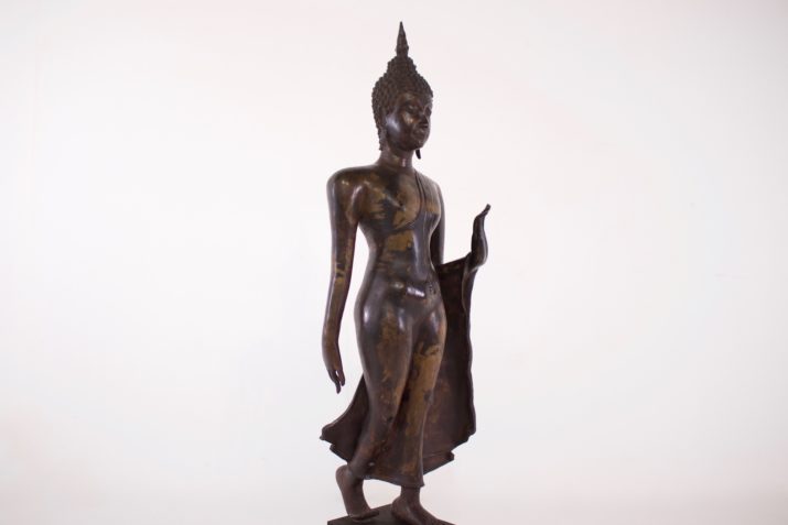 Wandelende Boeddha' Sukhothai in brons
