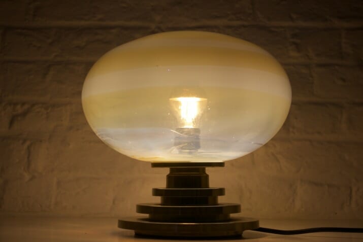 Doria opalescent geblazen glazen lamp.
