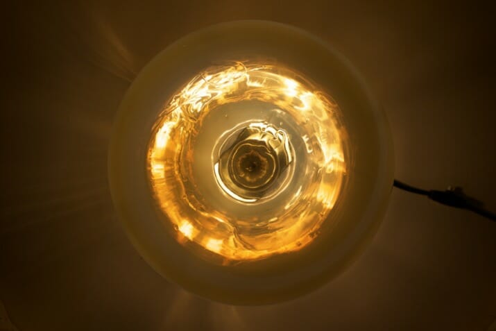 Lampe en verre soufflé opalescent Doria.