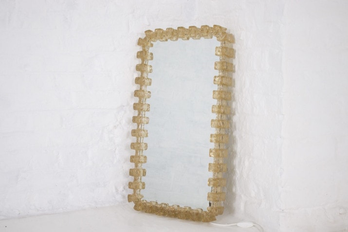 Grand miroir lumineux en acrylique.