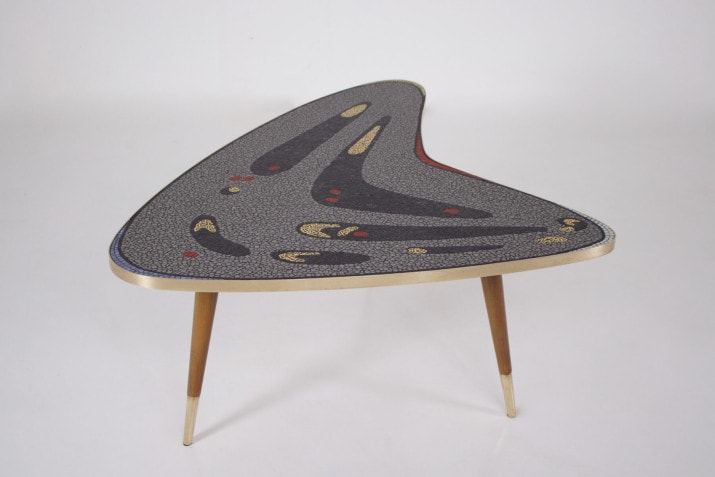 Table basse tripode boomerang en mosaïque et laiton.