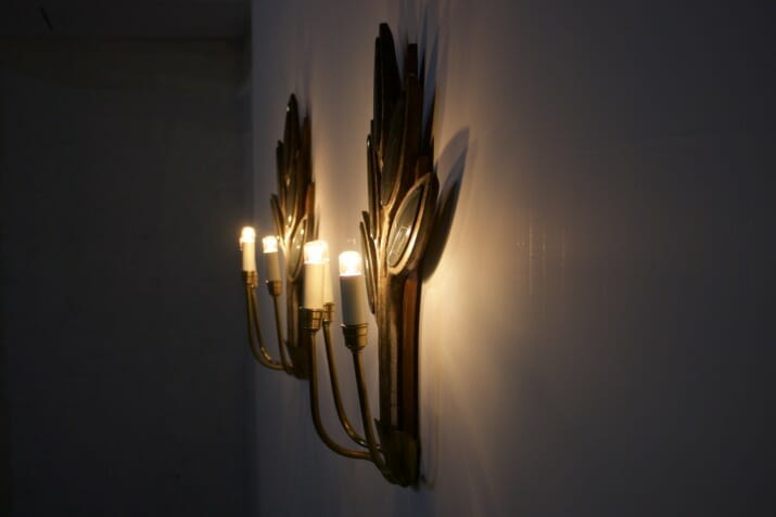 Paar wandlampen met spiegelend blad
