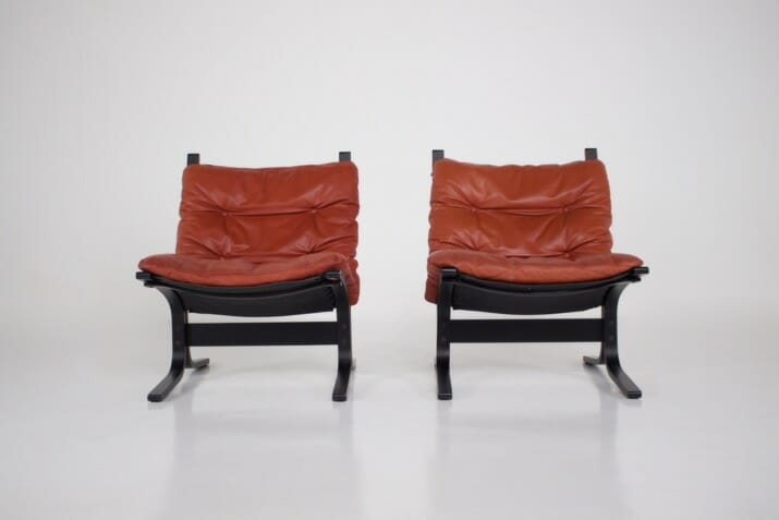 Paar Siesta fauteuils in rood leer, Westnofa.
