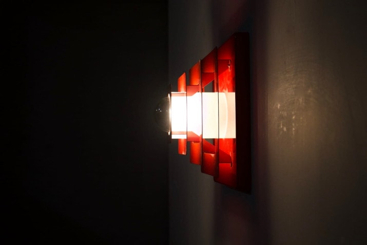 Rode kinetische wandlamp.