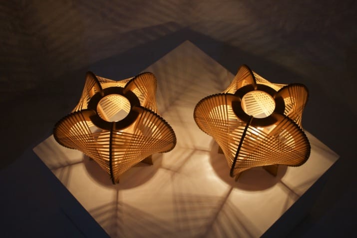 2 Scandinavische lampen van hout en gevlochten rotan.