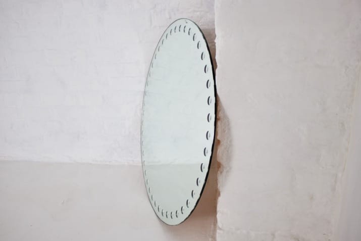 Grote optische spiegel in Fornasetti-stijl.