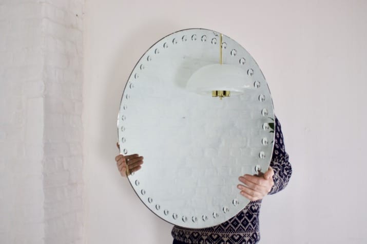 Grote optische spiegel in Fornasetti-stijl.