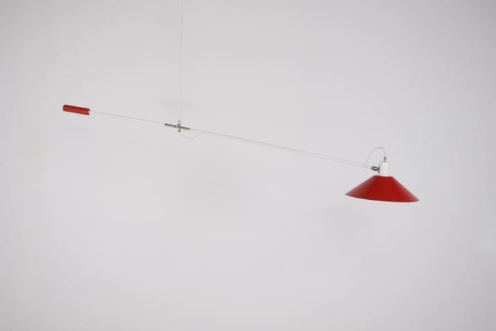 Modernistische pendel plafondlamp van J.J.M. Hoogervoorst.