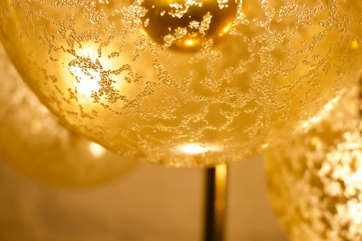 Lustre en laiton "Cascade" à globes ambrés