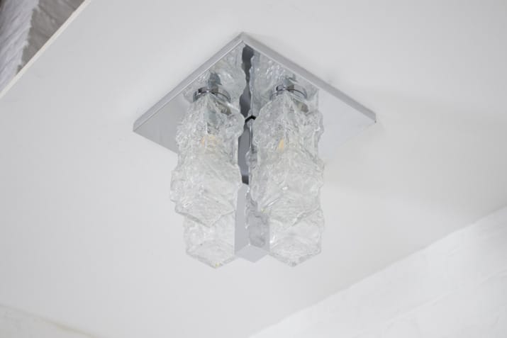 Brutalistische "ijsglas" plafondlamp.