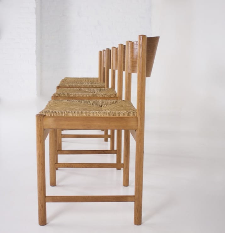 4 Modernistische stoelen van stro.