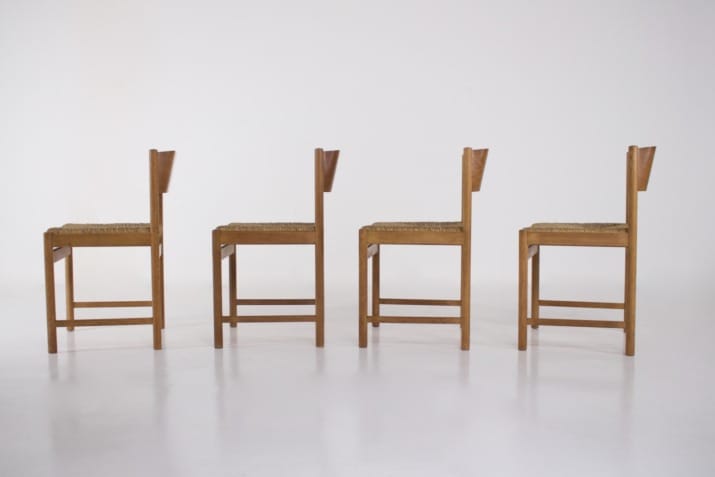 4 Modernistische stoelen van stro.