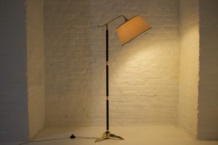 Driepoot vloerlamp in de Boréns Borås stijl.