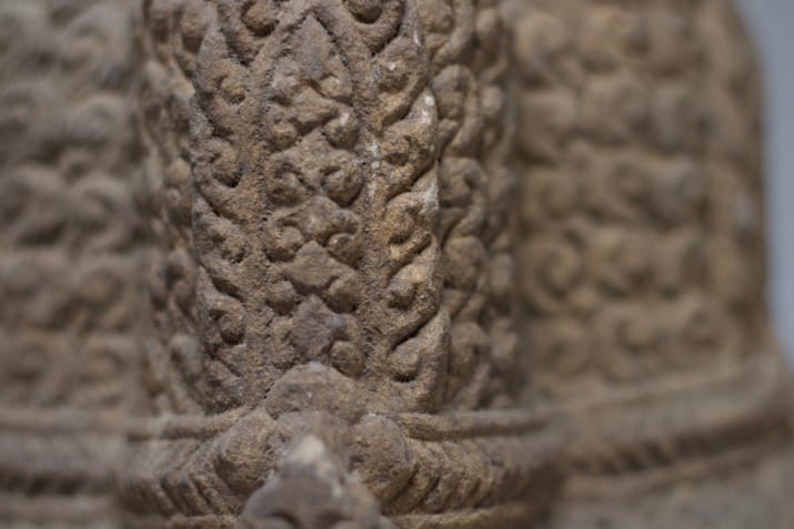 Tête de brahma en grès, style Khmer.