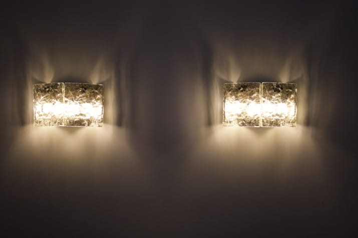 Paar "Karlstein" wandlampen van ijsglas.