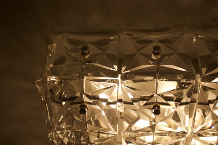 Brutalistische plafondlamp in kristal.