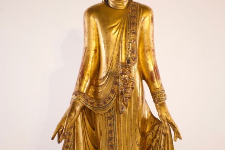 Grand Bouddha debout en bois doré, Myanmar