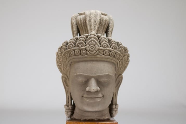 Hoofd van een Khmer godheid.