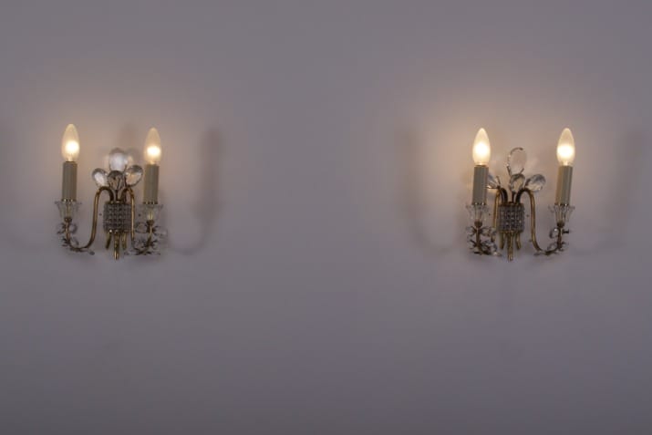 Paar messing wandlampen in de stijl van Maison Baguès.