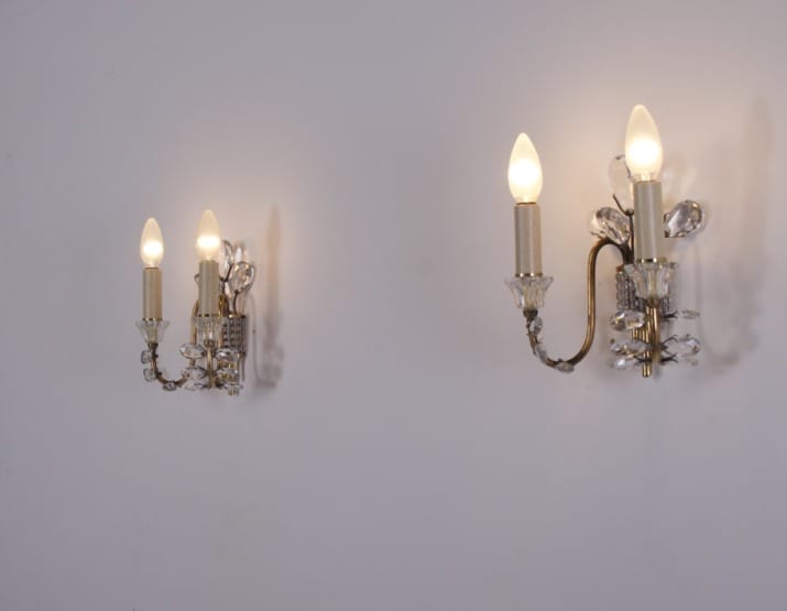 Paar messing wandlampen in de stijl van Maison Baguès.