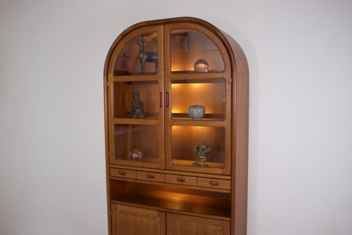 Illuminated display case - Cabinet danois .
